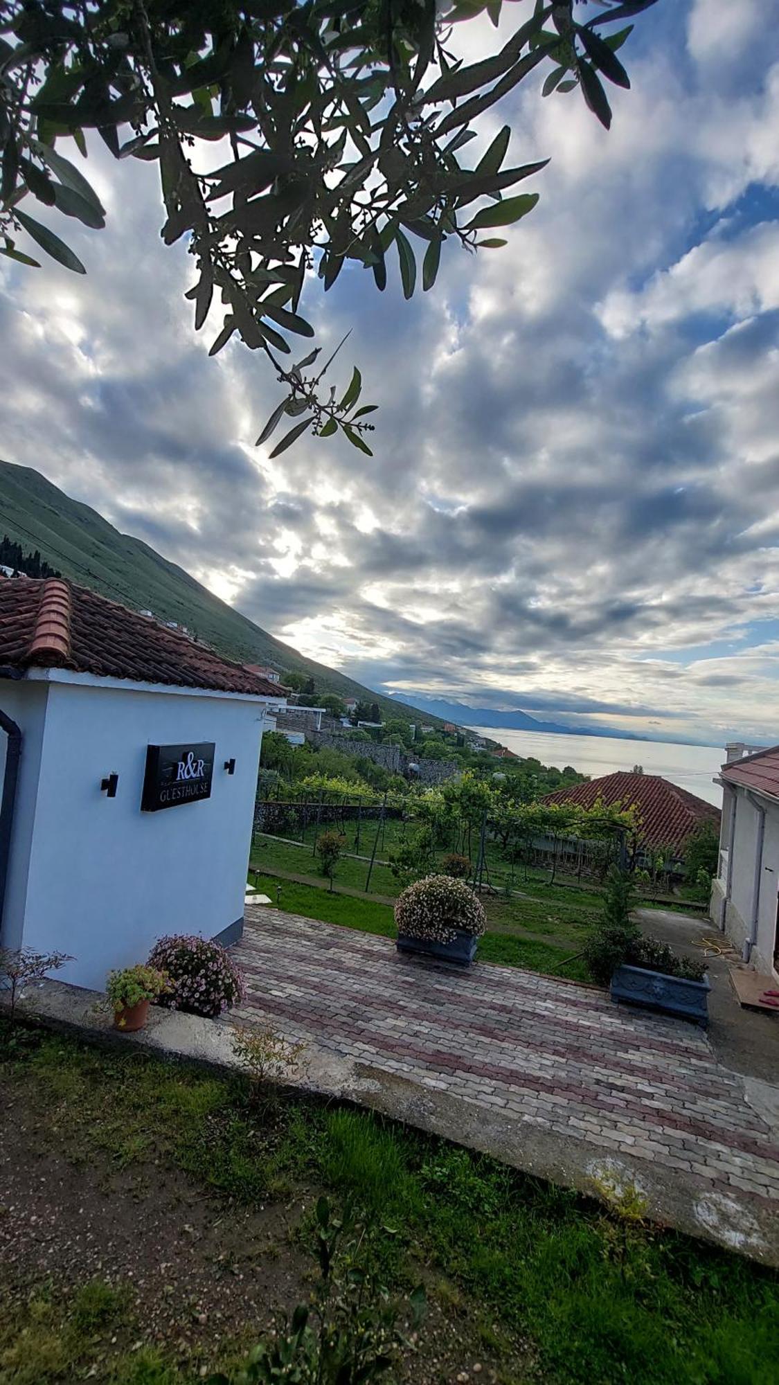 R&R Gesthouse Hotell Široka Exteriör bild